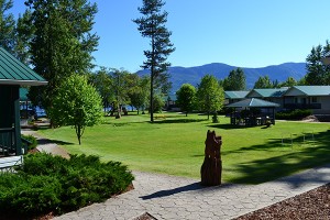 Picture of bear carving and Scotch Creek Cottages Resort in the background